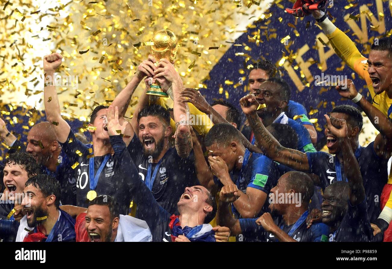 Il team francese celebra la loro vittoria sulla Croazia nel 2018 FIFA World Cup finale allo stadio Luzhniki Luglio 15, 2018 a Mosca, in Russia. La Francia è diventata la Coppa del Mondo di calcio champions sconfiggendo Croazia 4-2. Foto Stock