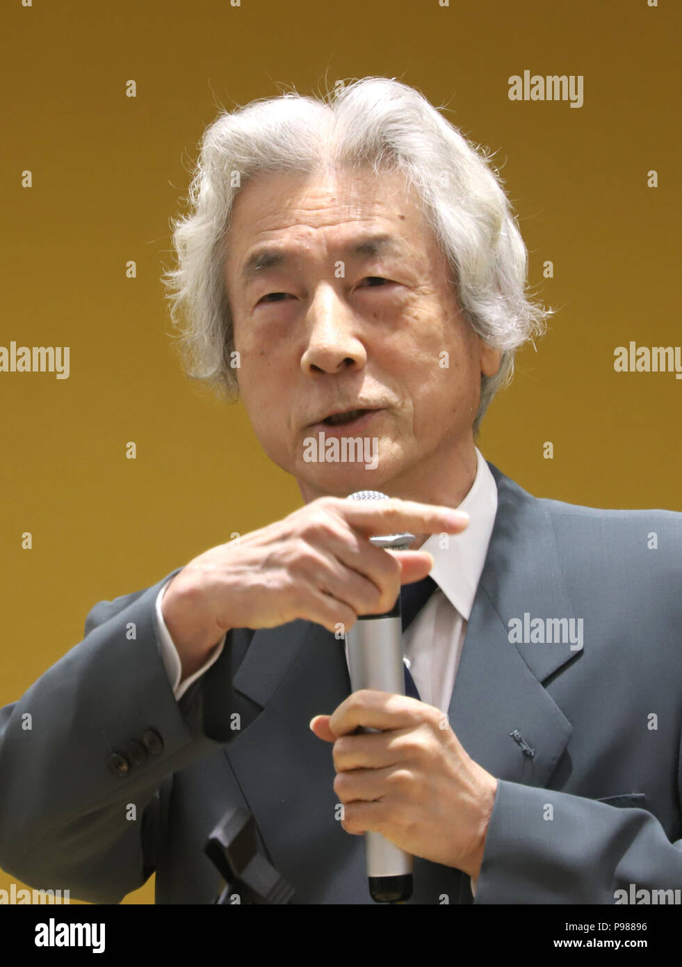 Tokyo, Giappone. Il 15 luglio 2018. Ex primo ministro giapponese Junichiro Koizumi parla prima membersof Ichiro Ozawa del partito liberale a Tokyo domenica, luglio 15, 2018. Due rivali politici Koizumi e Ozawa cooperare per il movimento di allontanamento dall'energia nucleare dopo il marzo 11 incidente nucleare di TEPCO la centrale nucleare di Fukushima. Credito: Yoshio Tsunoda/AFLO/Alamy Live News Foto Stock