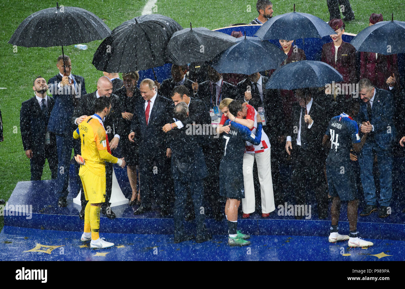 Ombrello cerimonia di premiazione: da sinistra a destra il portiere Hugo Lloris (Francia), Giovanni Infantino (presidente della FIFA), Vladimir Putin (Presidente della Russia), allenatore Didier Deschamps (Francia), Emmanuel Macron (Presidente della Francia), Kolinda Grabar-Kitarovic (stato presidente della Croazia), Antoine Griezmann (Francia). GES / Calcio / Campionato del Mondo 2018 Russia, Finale: Francia - Croazia, 15.07.2018 GES / Calcio, Coppa del Mondo 2018 in Russia, Finale: Francia vs Croazia, Mosca, luglio 15, 2018 | Utilizzo di tutto il mondo Foto Stock