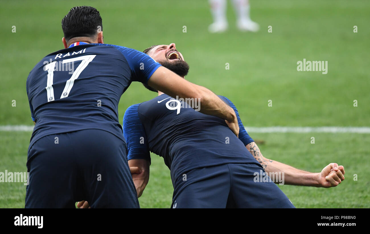 Mosca, Russland. Il 15 luglio 2018. finale di giubilo del francese nel mondo titolo: Adil Rami (Francia) con Olivier Giroud (Francia). GES/calcio/World Championship 2018 Russia, Finale: Francia - Croazia, 15.07.2018 GES/calcio/calcetto, World Cup 2018 Russia, Finale: Francia vs. Croazia, Mosca, luglio 15, 2018 | Utilizzo di credito in tutto il mondo: dpa/Alamy Live News Foto Stock