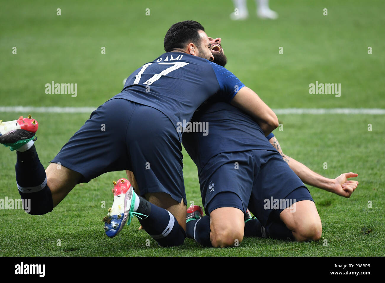 Mosca, Russland. Il 15 luglio 2018. finale di giubilo del francese nel mondo titolo: Adil Rami (Francia) con Olivier Giroud (Francia). GES/calcio/World Championship 2018 Russia, Finale: Francia - Croazia, 15.07.2018 GES/calcio/calcetto, World Cup 2018 Russia, Finale: Francia vs. Croazia, Mosca, luglio 15, 2018 | Utilizzo di credito in tutto il mondo: dpa/Alamy Live News Foto Stock