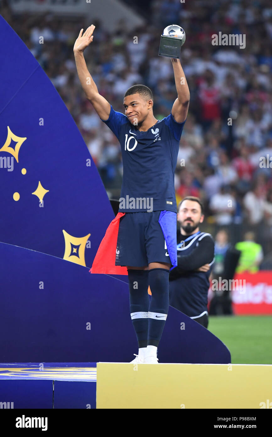 Mosca, Russland. Il 15 luglio 2018. Kylian Mbappe (Francia) con il premio "Gioventù giocatore del torneo". GES/calcio/World Championship 2018 Russia, Finale: Francia - Croazia, 15.07.2018 GES/calcio/calcetto, World Cup 2018 Russia, Finale: Francia vs. Croazia, Mosca, luglio 15, 2018 | Utilizzo di credito in tutto il mondo: dpa/Alamy Live News Foto Stock