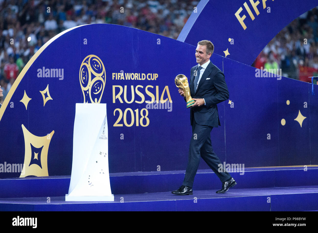 Mosca, Russland. Il 15 luglio 2018. Philipp Lahm (Campione del Mondo 2014 con la Germania) porta la World Cup trofeo per la cerimonia di consegna del premio. GES/calcio/World Championship 2018 Russia, Finale: Francia - Croazia, 15.07.2018 GES/calcio/calcetto, World Cup 2018 Russia, Finale: Francia vs. Croazia, Mosca, luglio 15, 2018 | Utilizzo di credito in tutto il mondo: dpa/Alamy Live News Foto Stock