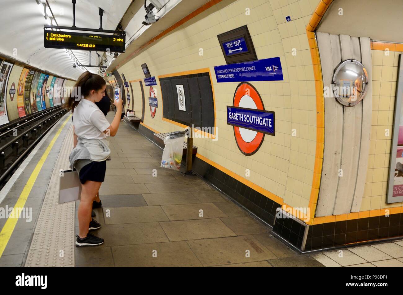 Londra, Regno Unito. Il 15 luglio 2018. southgate la stazione della metropolitana sulla london piccadilly line ri-denominato gareth southgate station 16 luglio 2018 per 48 ore da trasporto per Londra Credito: simon leigh/Alamy Live News Foto Stock