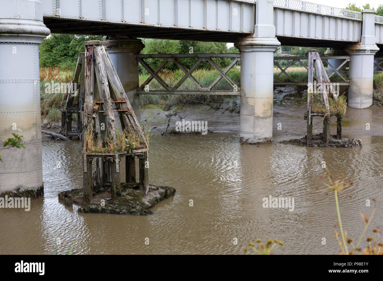 Fiume Tywi, Carmarthen, Wales, Regno Unito. Lunedì 16 Luglio 2018. Dopo settimane di caldo e secco meteo nel Galles occidentale, un breve acquazzone ha fatto ben poco per incrementare i livelli di acqua e a bassa marea sul fiume Tywi la base del legno vecchio ponte ferroviario a Carmarthen, normalmente sempre sommersa, è ora esposta. Credito: Gruffydd Thomas/Alamy Live News Foto Stock