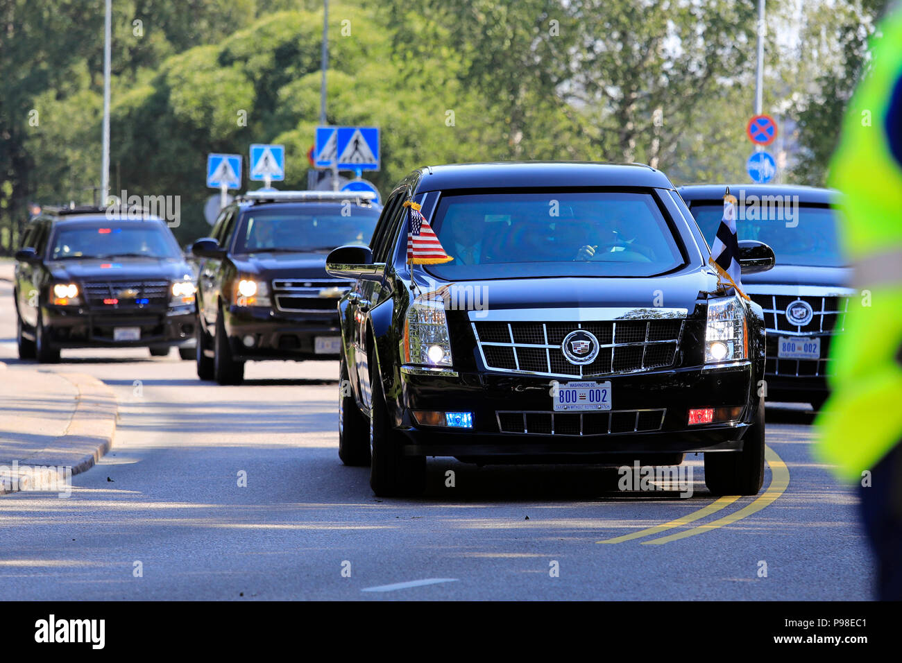 Helsinki, Finlandia. Luglio 16, 2018. L per il giro della Papamobile del Presidente americano Donald Trump e la First Lady Melania Trump passa lungo Ramsaynranta davanti a noi e Presidenti russo' incontro storico. Credito: Taina Sohlman/Alamy Live News Foto Stock