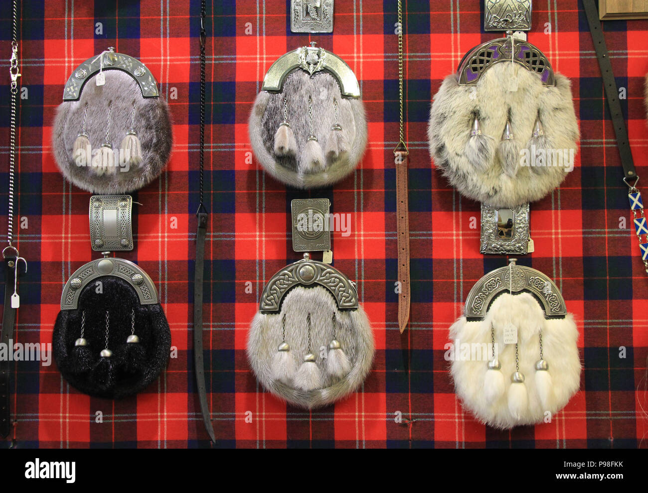 25 giugno 2018, Regno Unito, Inverness: kilts tradizionali non hanno le tasche. Quindi un sporran (Gaelico per la borsa) è usurata lungo con il kilt. Sporrans sono realizzati in pelle o pelliccia e sono attaccati ad una catena o una cinghia. Kilts sono tutti uguali? Nemmeno vicino. Vi è una grande varietà di kilts, che non sono tutti solo per gli uomini più anziani. Foto: Silvia Kusidlo/dpa Foto Stock