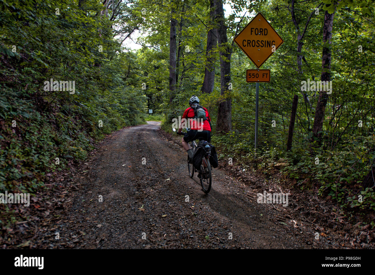 Stati Uniti - Luglio 3, 2017: Western Loudoun storica strada sterrata noto come Jeb Stuart Road al di fuori del villaggio di Philomont. Molti di strada sterrata Foto Stock