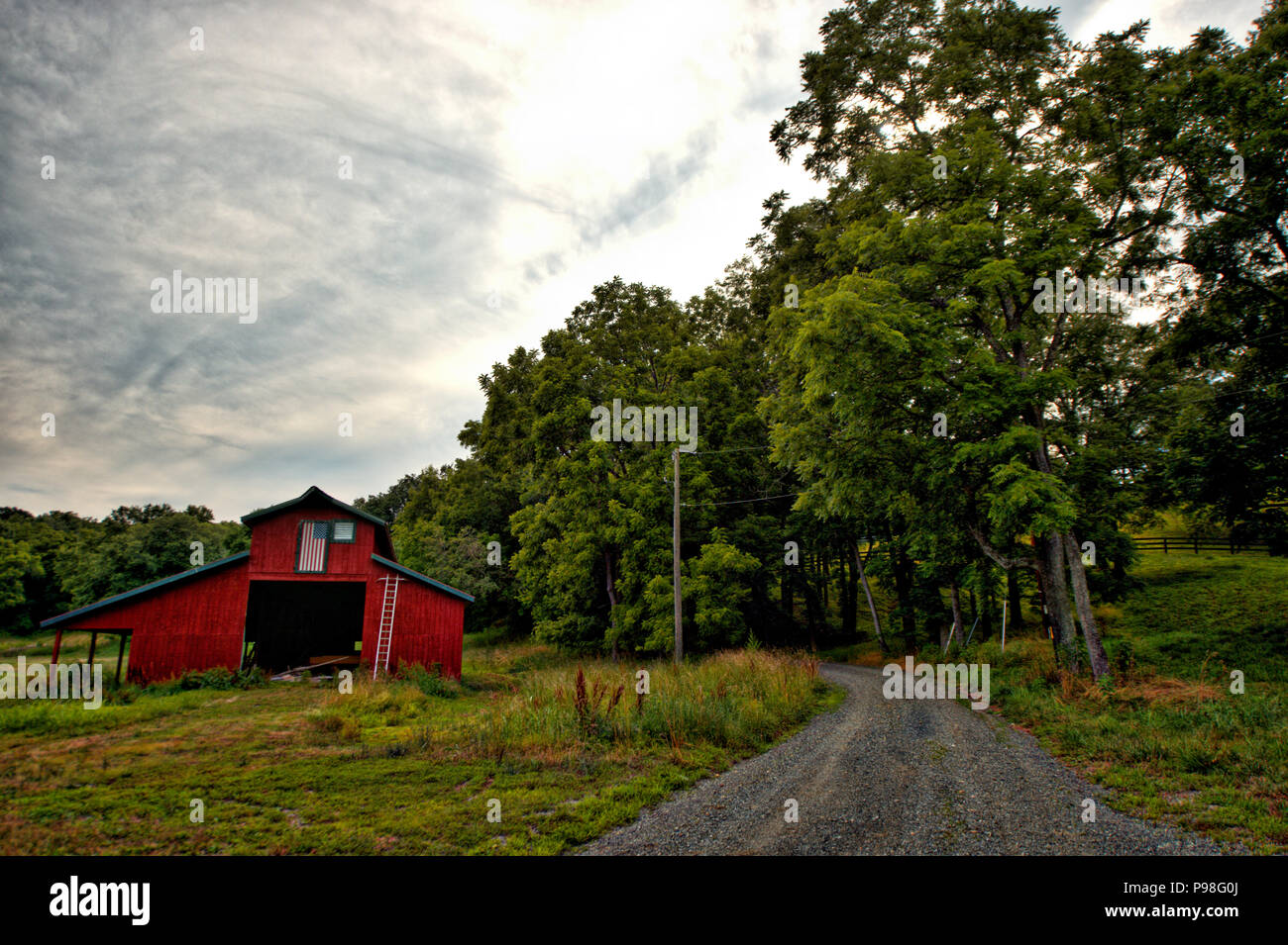 Stati Uniti - Luglio 3, 2017: Western Loudoun storica strada sterrata noto come Jeb Stuart Road al di fuori del villaggio di Philomont. Molti di strada sterrata Foto Stock