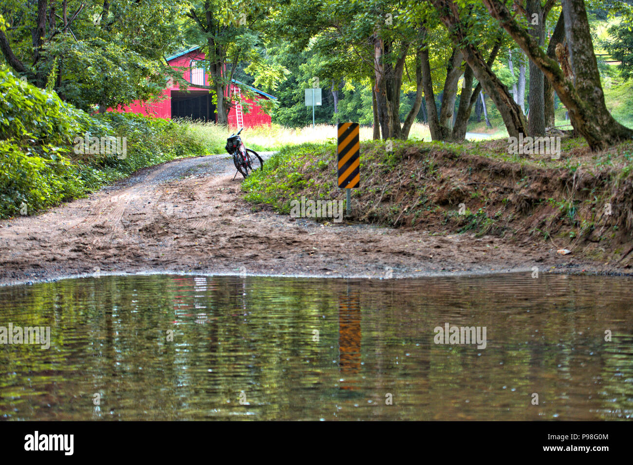 Stati Uniti - Luglio 3, 2017: Western Loudoun storica strada sterrata noto come Jeb Stuart Road al di fuori del villaggio di Philomont. Molti di strada sterrata Foto Stock