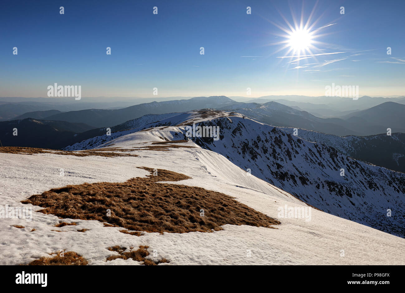 Inverno in montagna con Sun, Jasna, Slovacchia Foto Stock