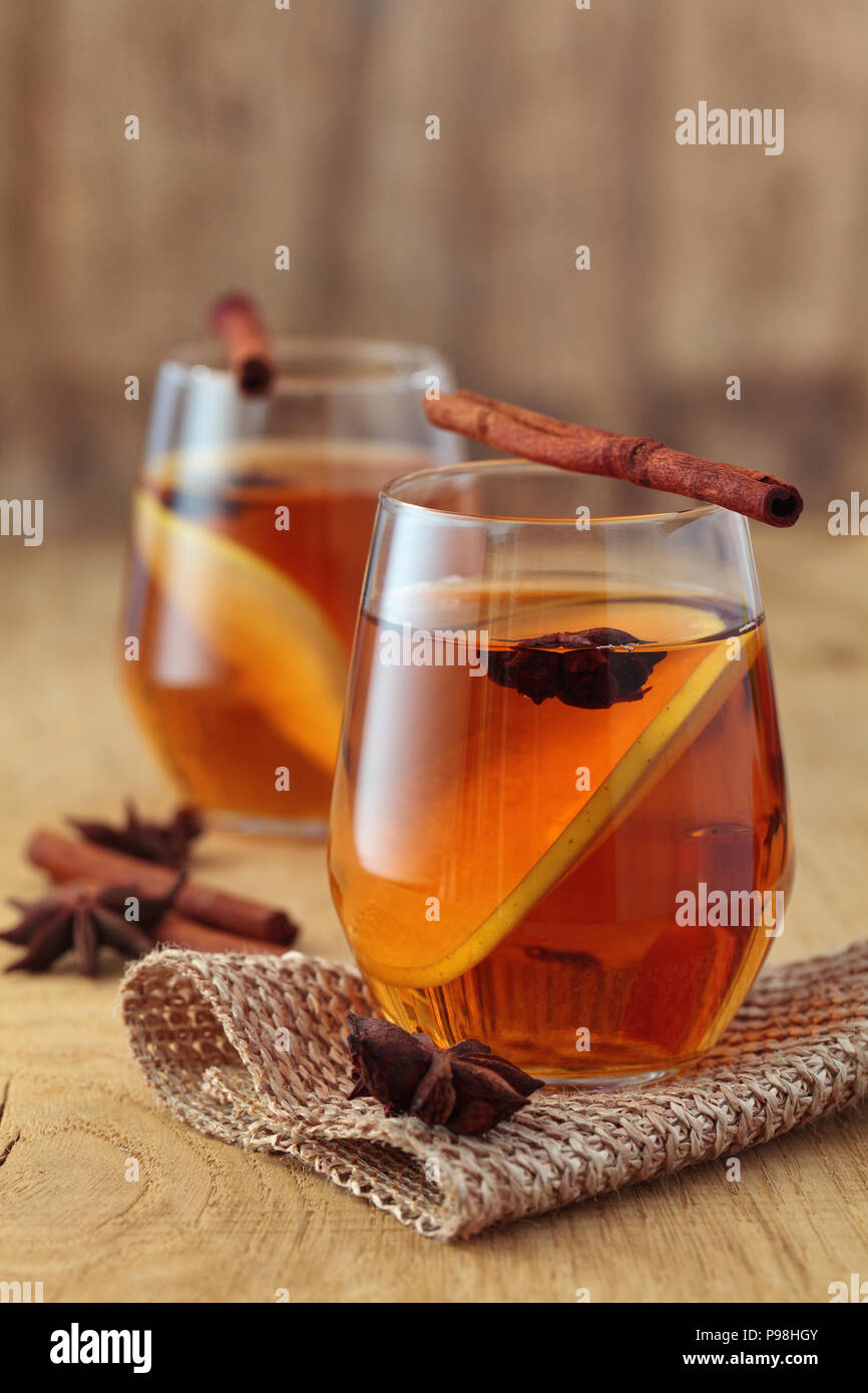 Sidro di mela cocktail con cannella e fette di mela. Foto Stock