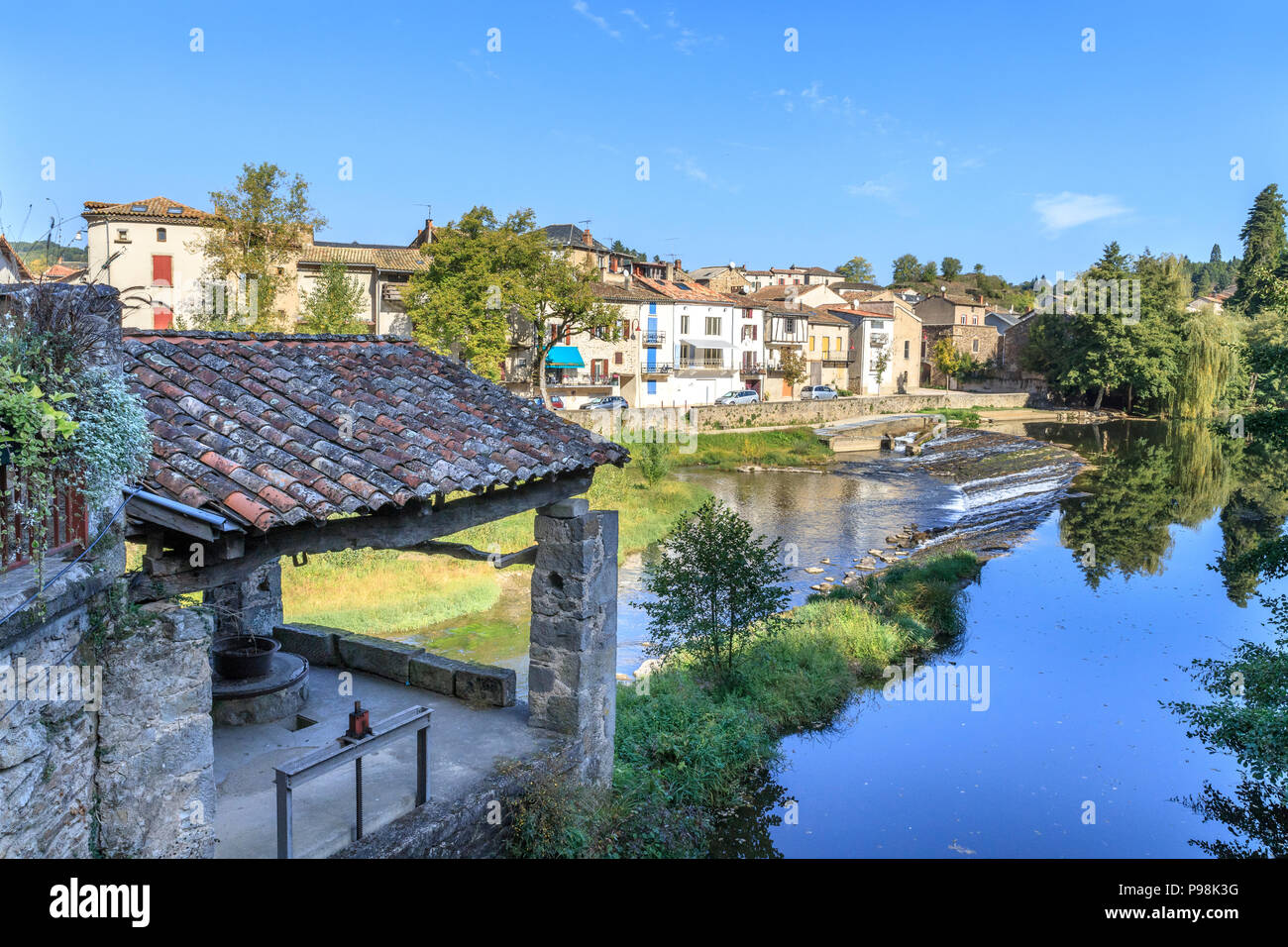 Francia, Tarn, Saint Martin Laguepie, mulino sul fiume Viaur e vista sul villaggio di Laguepie // Francia, Tarn (81), Saint-Martin-Laguépie, Moulin sur Foto Stock
