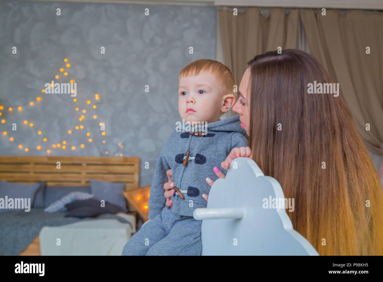 Ritratto di Little Boy in legno cavallo a dondolo Foto Stock