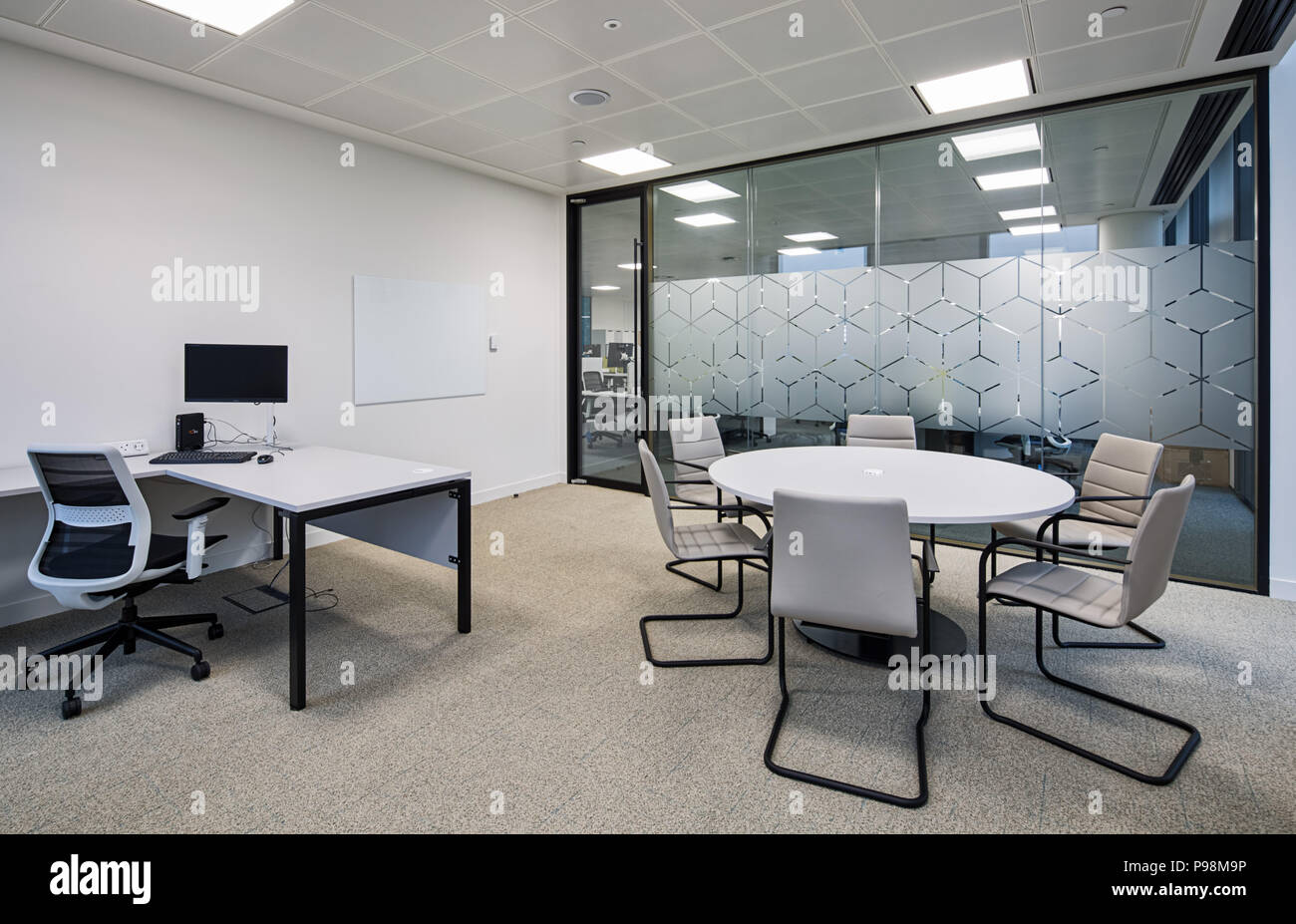 Il partizionamento di Office in un ufficio moderno a più di Londra Foto Stock