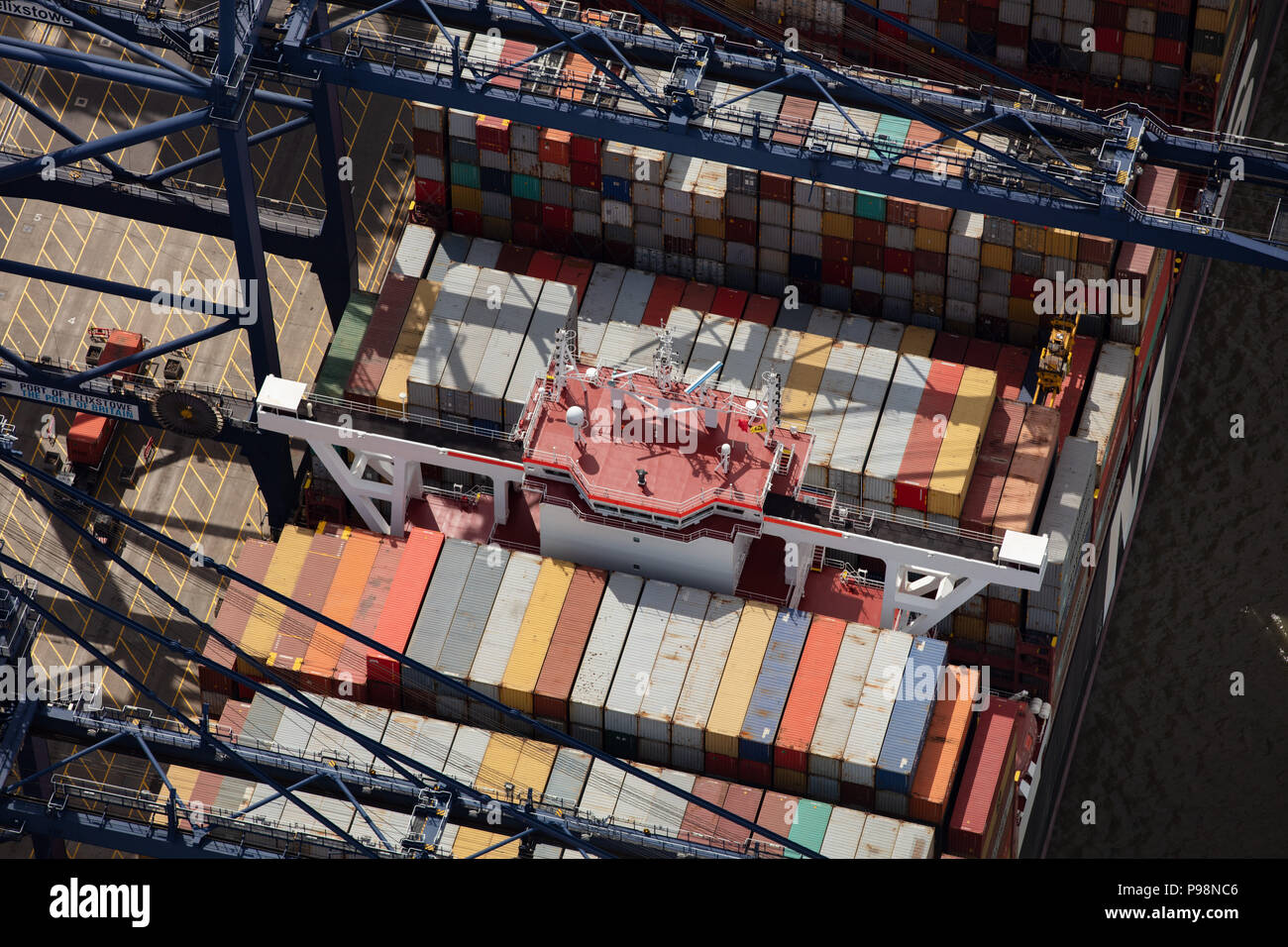 Fotografia aerea mostra vista ravvicinata di contenitori su una nave Foto Stock