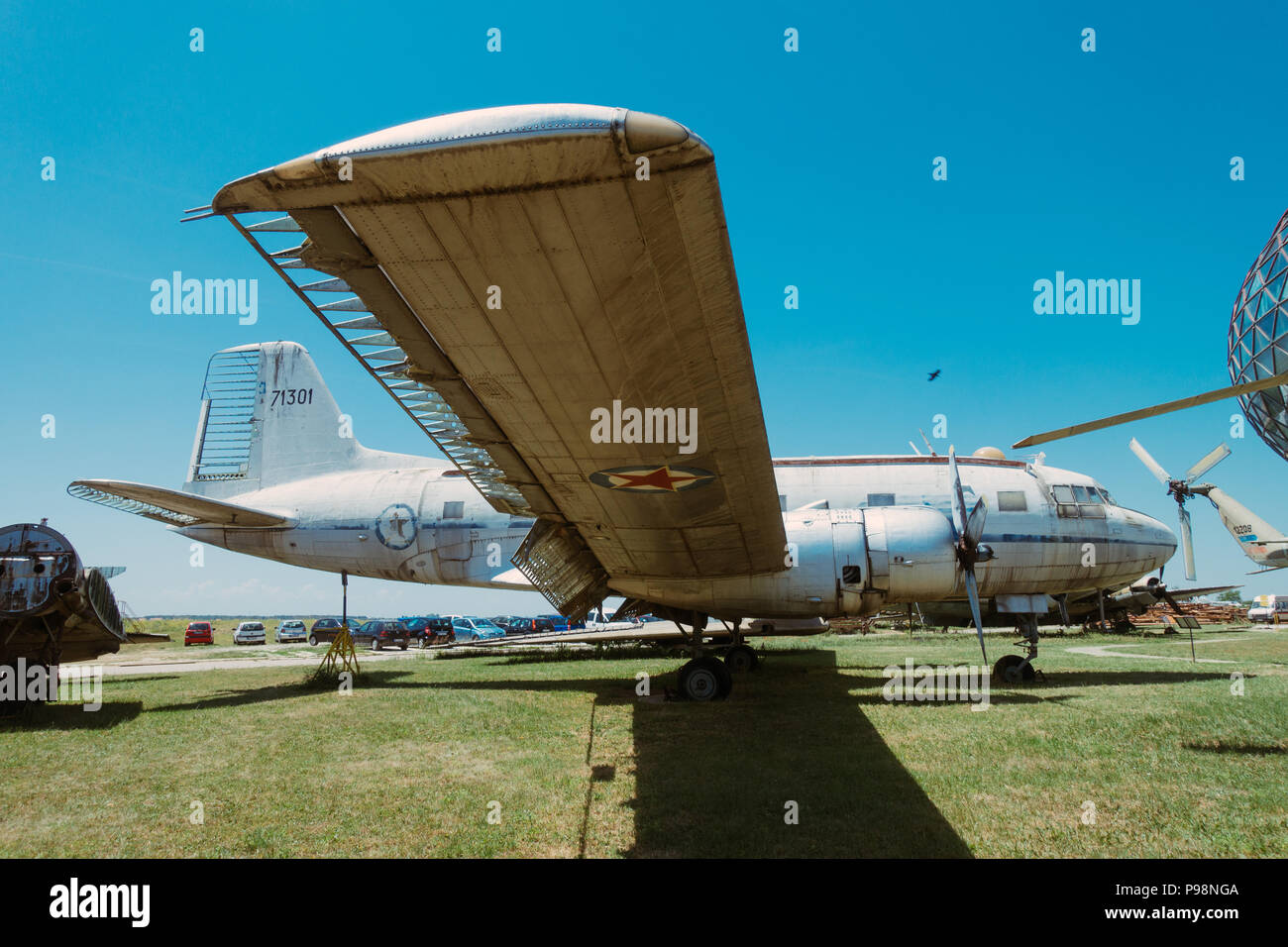 Trascurate-iugoslava era aeromobile sul display in estate il sole al di fuori del Museo Aeronautica Belgrado, Serbia Foto Stock