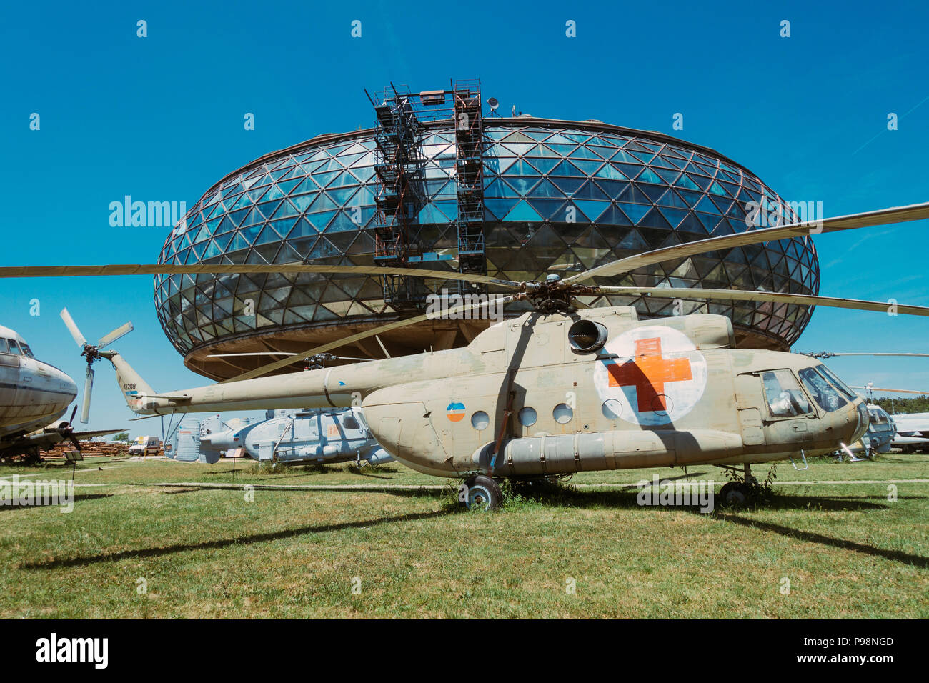 Trascurate-iugoslava era aeromobile sul display in estate il sole al di fuori del Museo Aeronautica Belgrado, Serbia Foto Stock