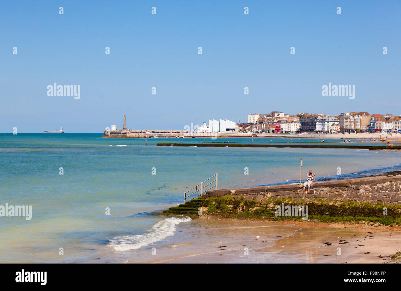 Spiaggia, Porto e Turner Gallery, Margate, Kent, Regno Unito, d'estate. Foto Stock