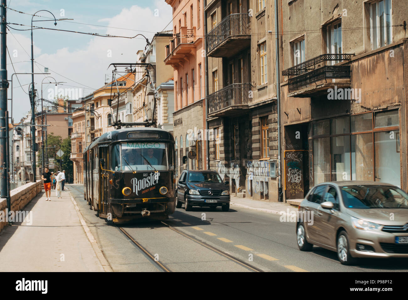 Un vecchio tram elettrico si fa strada a Sarajevo, Bosnia Erzegovina Foto Stock