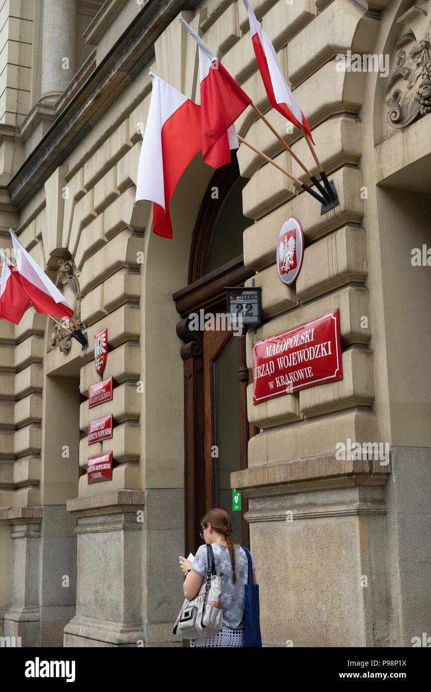 Bandiere polacche al di fuori di un edificio ufficiale, Cracovia, in Polonia, in Europa. Foto Stock