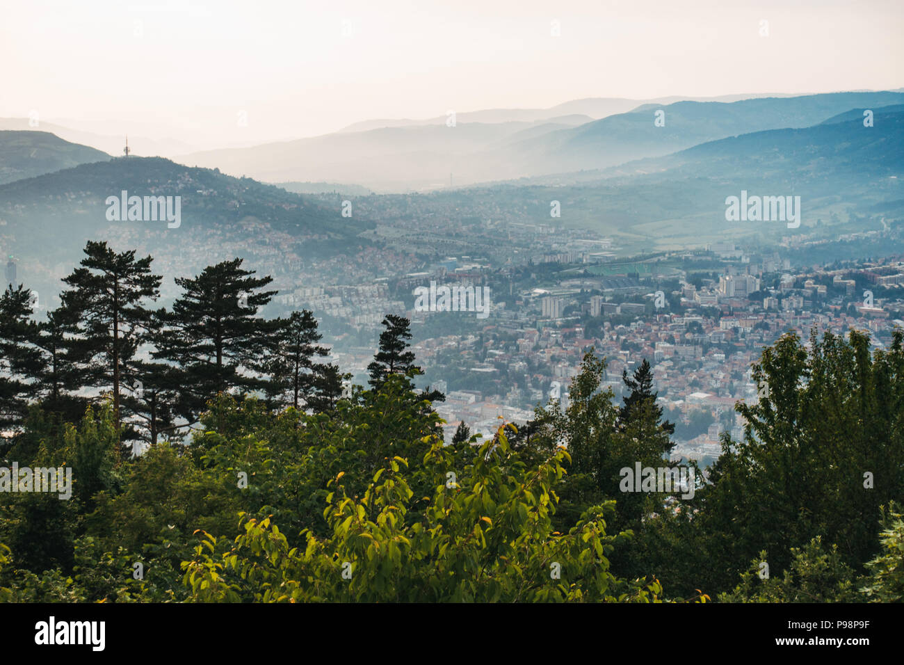 Guardando verso la valle della città di Sarajevo dalla cima del monte Monte Trebević, Bosnia Erzegovina Foto Stock