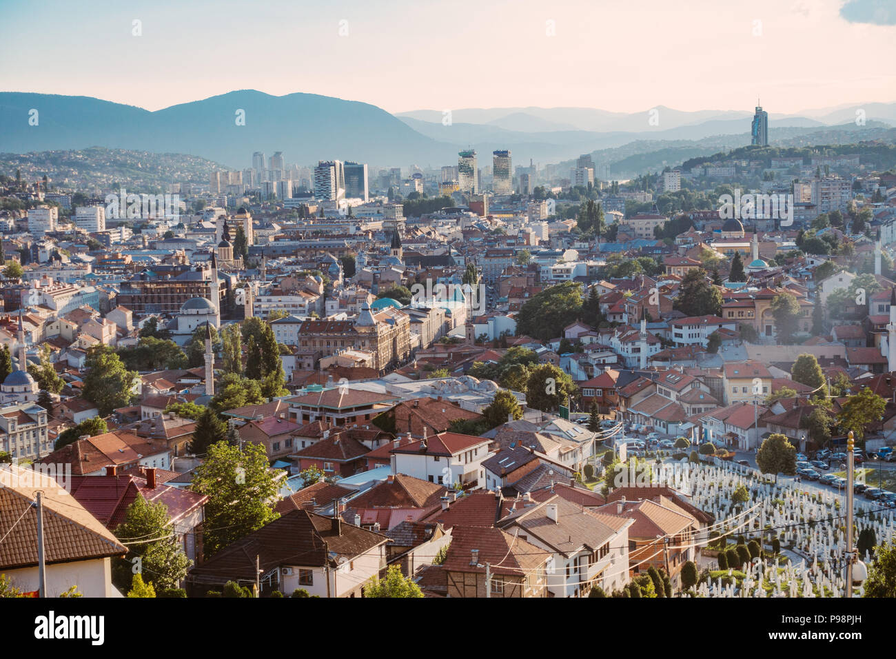 Affacciato sulla splendida città di Sarajevo al tramonto dalla Žuta Tabija (giallo fortezza). Il Cimitero Kovači può essere visto in primo piano Foto Stock