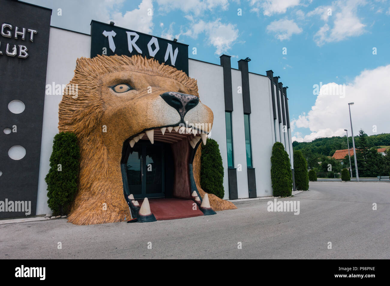 Una gigantesca testa di leone serve come ingresso al night club Tron alla periferia di Travnik, Bosnia-Erzegovina Foto Stock