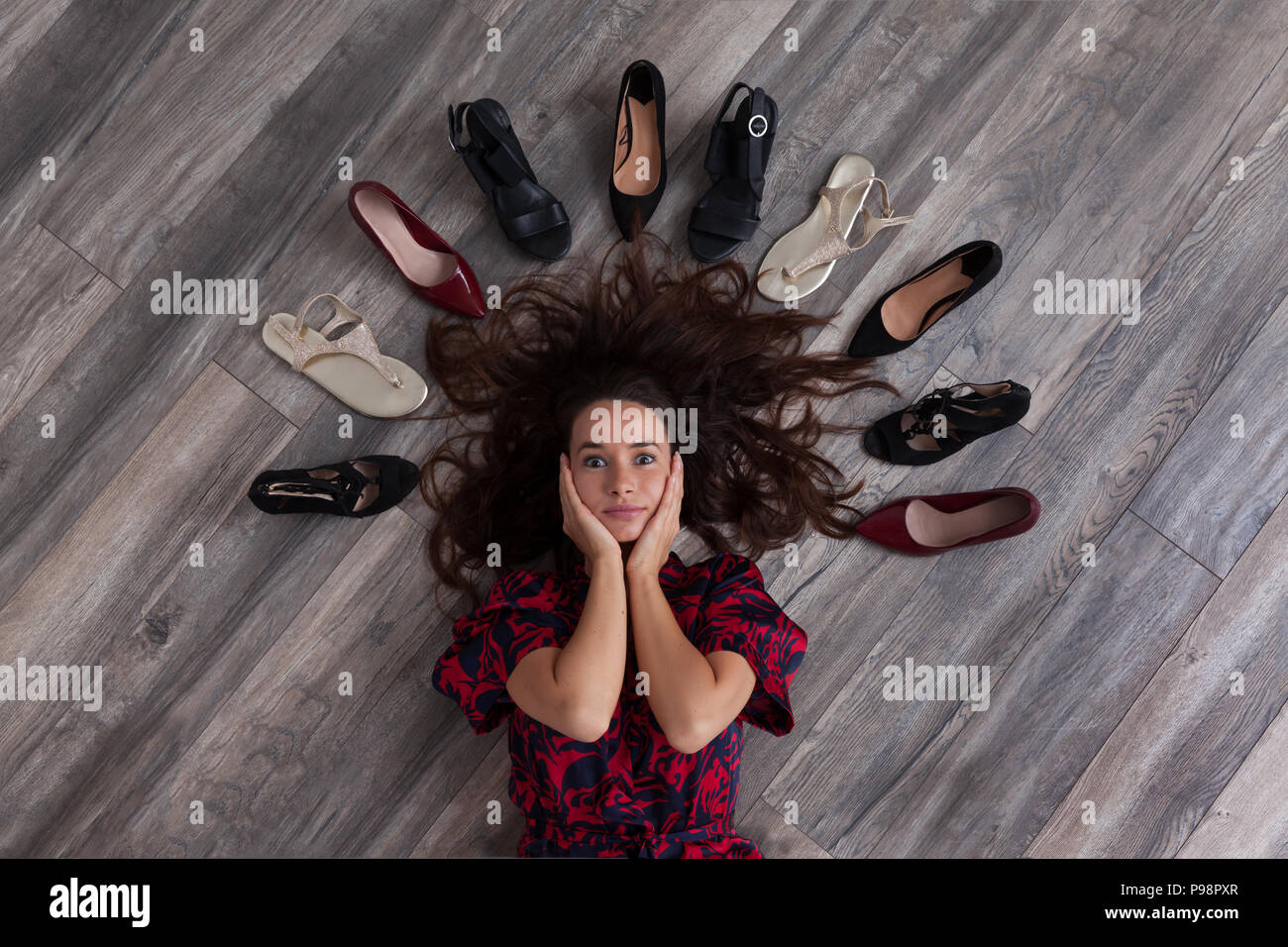 Giovane donna in un momento difficile per scegliere quale il pattino di usura. Foto Stock