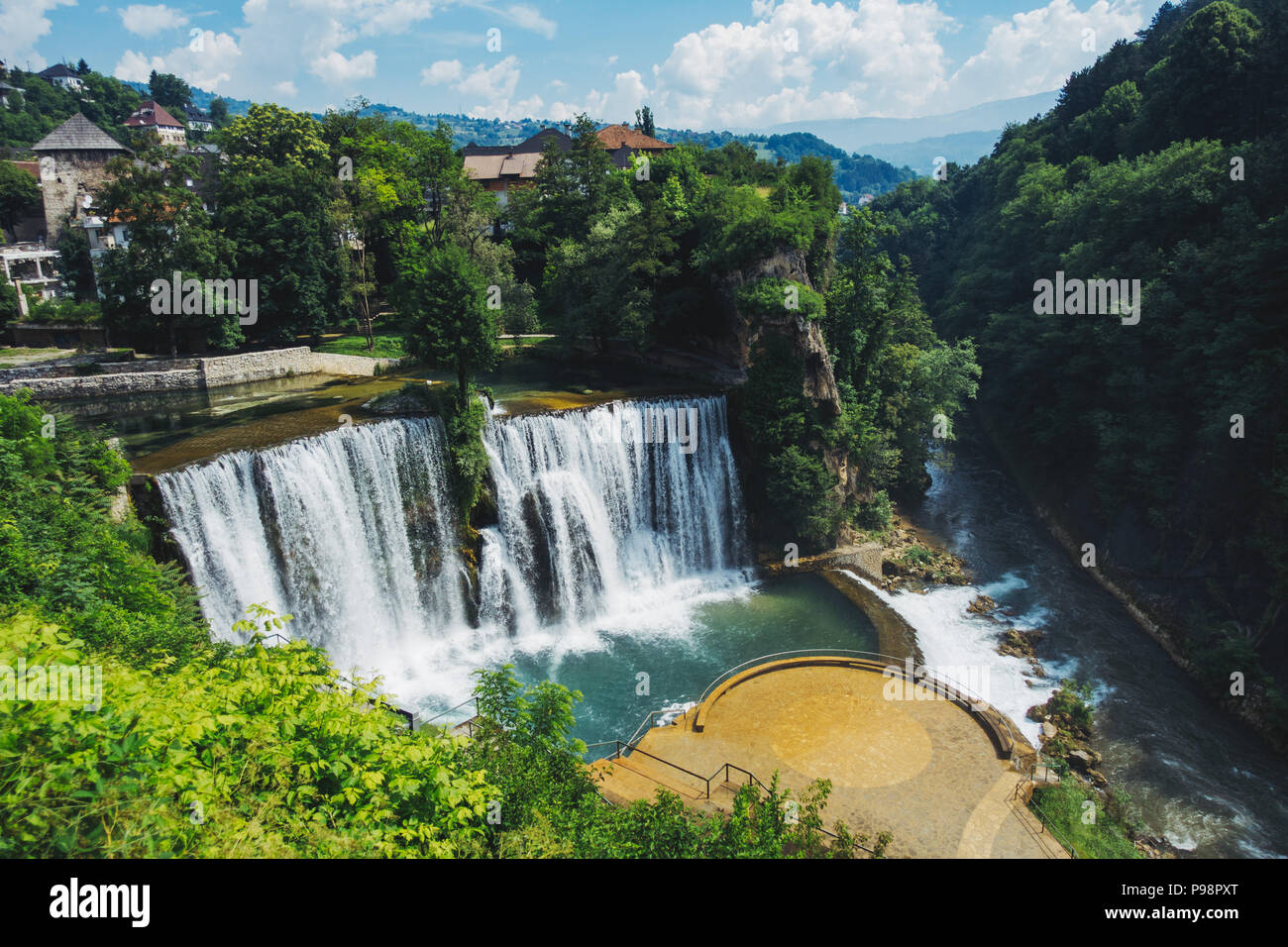 La cascata di Pliva, una delle principali attrazioni turistiche nella piccola città di Jajce, Bosnia-Erzegovina Foto Stock