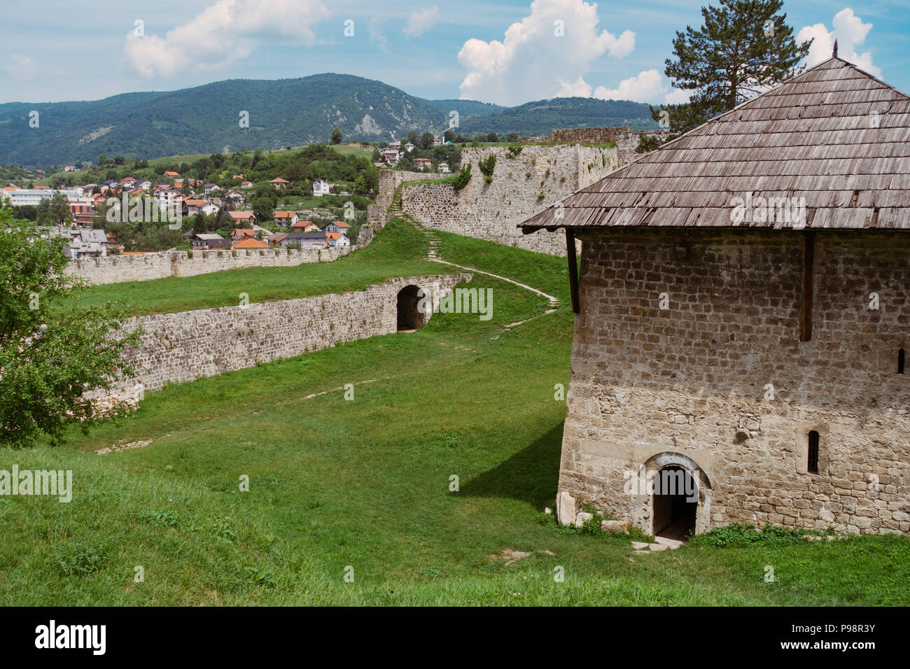 Una vista sui terreni interni della Fortezza di Jajce, un forte medievale in Jajce, Bosnia-Erzegovina Foto Stock