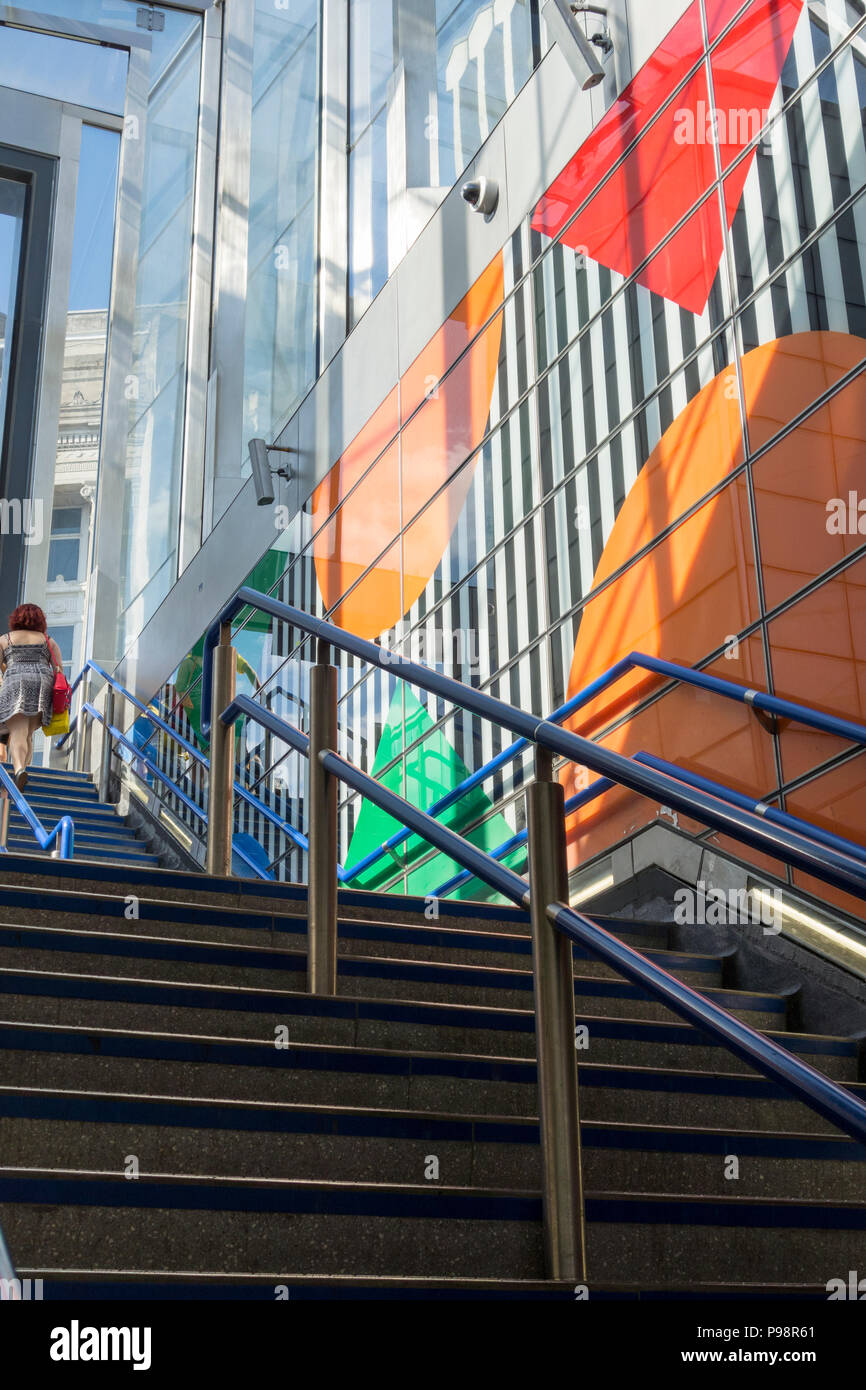 Daniel Buren diamanti e circoli arte concettuale Tottenham Court Road stazione della metropolitana di Londra, Regno Unito Foto Stock