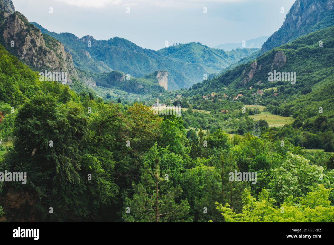 Le foreste e le montagne lussureggianti del Parco Naturale di Blidinje, visto dalla valle del Doljani, in Bosnia Erzegovina Foto Stock