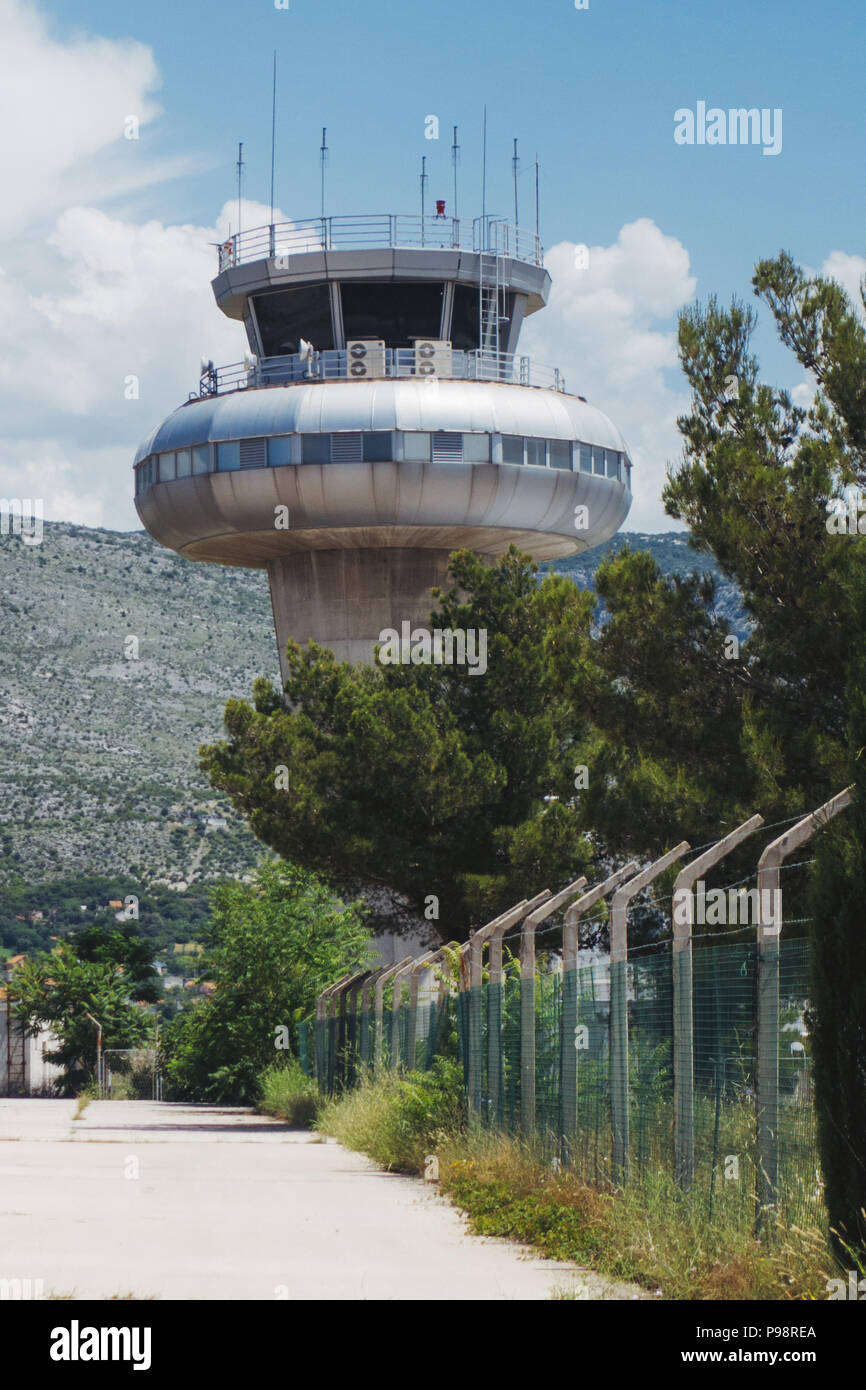 L'elegante degli anni sessanta look della torre di controllo a Mostar, in Bosnia ed Erzegovina Foto Stock