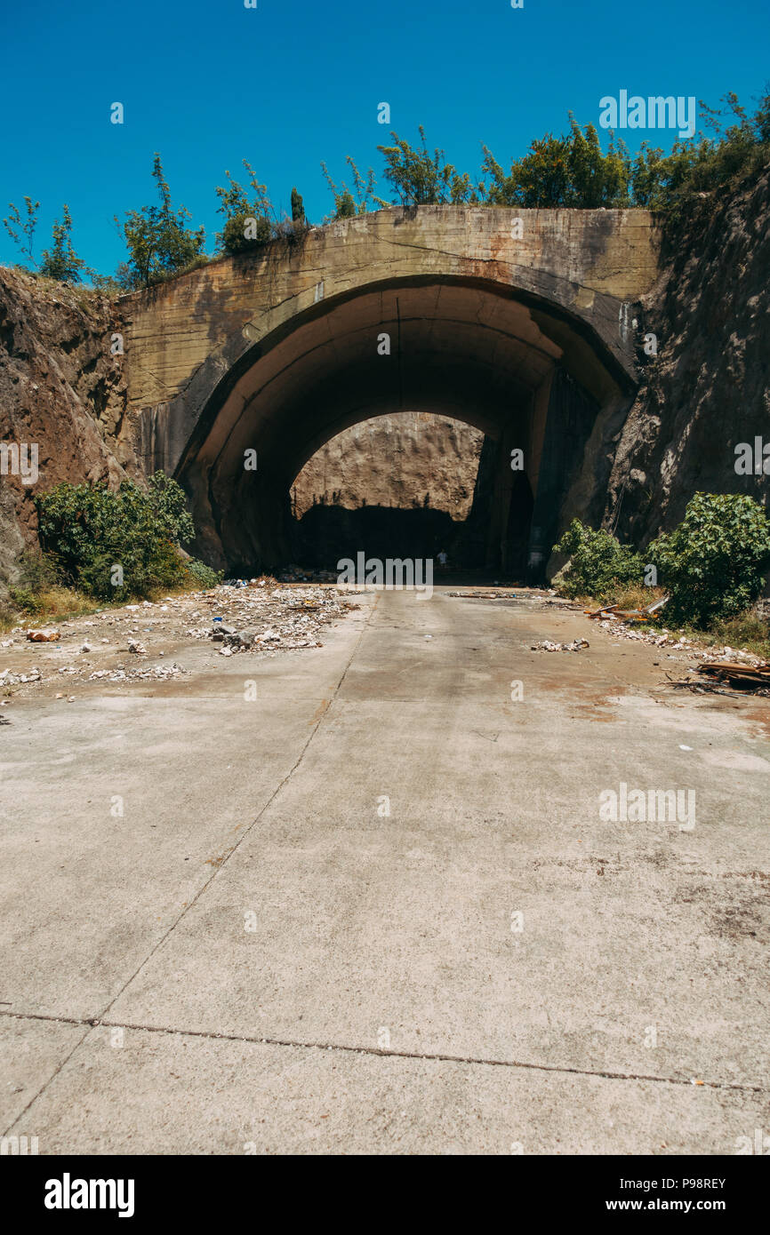 Un aeromobile abbandonato hangar in montagna a Mostar aeroporto, Bosnia Erzegovina Foto Stock