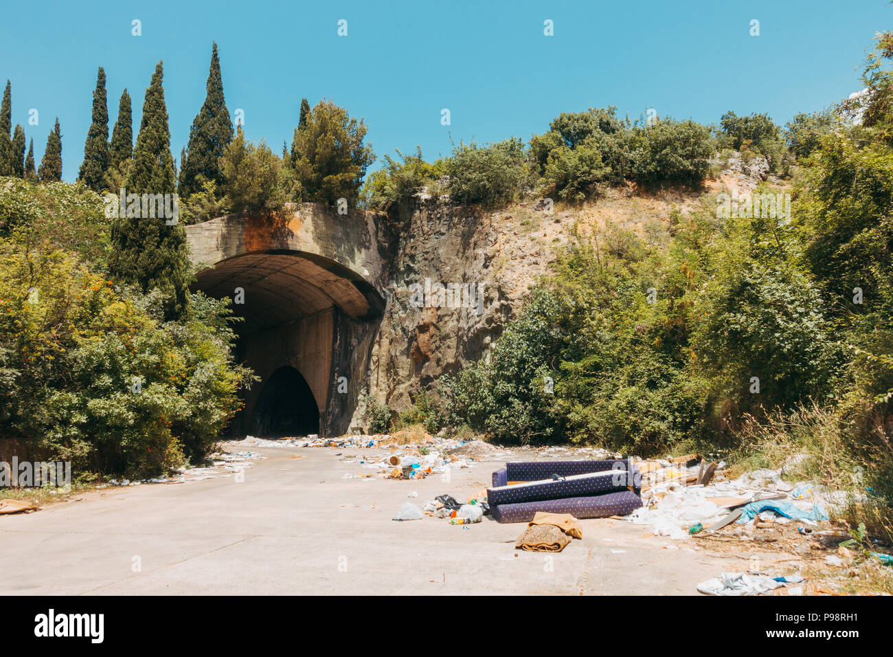 Un aeromobile abbandonato hangar in montagna a Mostar aeroporto, Bosnia Erzegovina Foto Stock