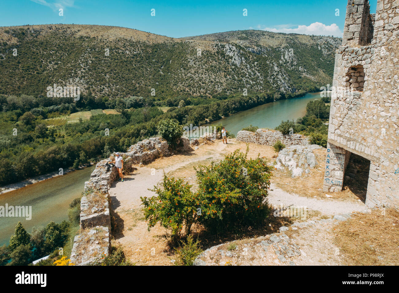 Počitelj, un villaggio storico fortificato del Medioevo, situato lungo il fiume Neretva in Bosnia Erzegovina Foto Stock