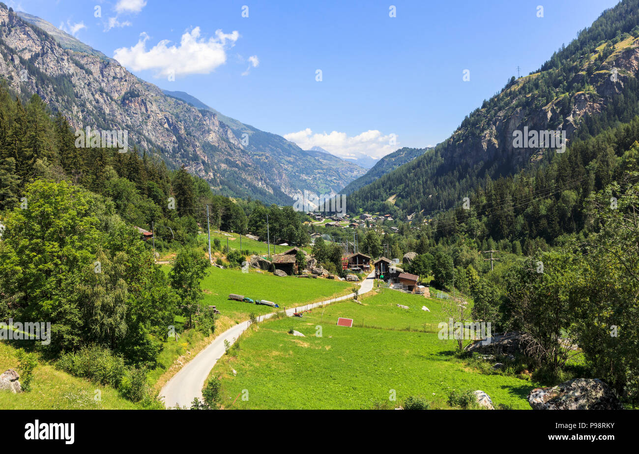 Attraente paesaggio di montagna con un percorso che porta ad un villaggio nella Mattertal (Materia Valley) al di sotto di Zermatt, Vallese, Svizzera sud-ovest Foto Stock