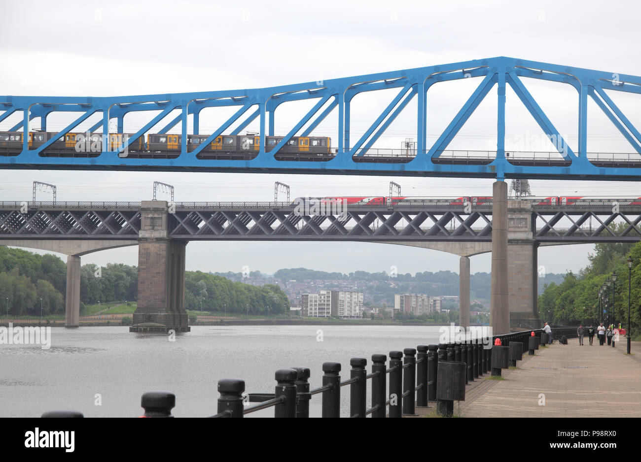 I ponti di Newcastle e Gateshead attraversando il Fiume Tyne trasporto ferroviario principale, metro su rotaia e su strada. Con i treni su entrambi i ponti. Foto Stock