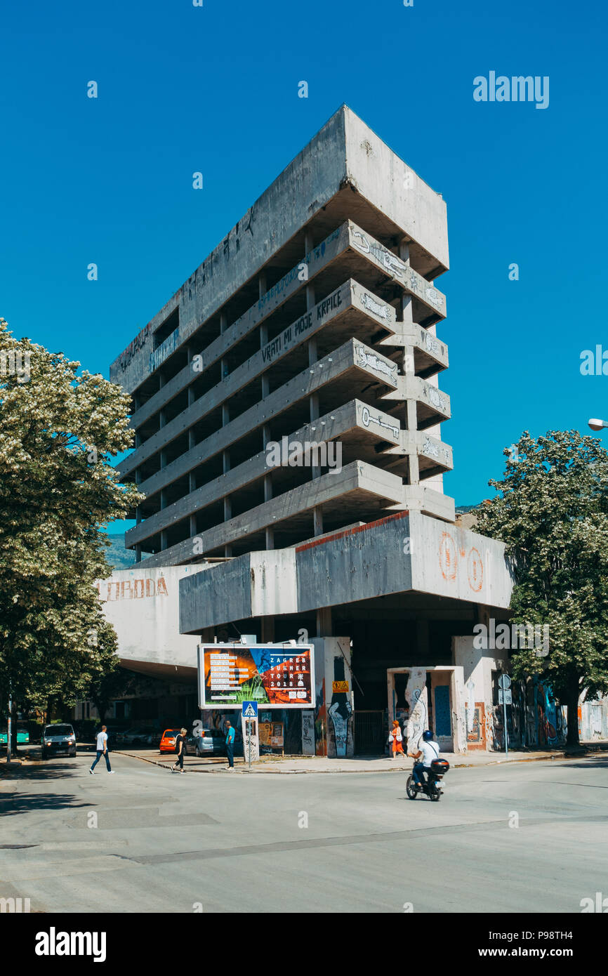 L'ex Ljubljanska banka edificio a Mostar, che è stato usato come un cecchino torre durante la guerra in Bosnia, rimane inutilizzata e abbandonata a questo giorno Foto Stock