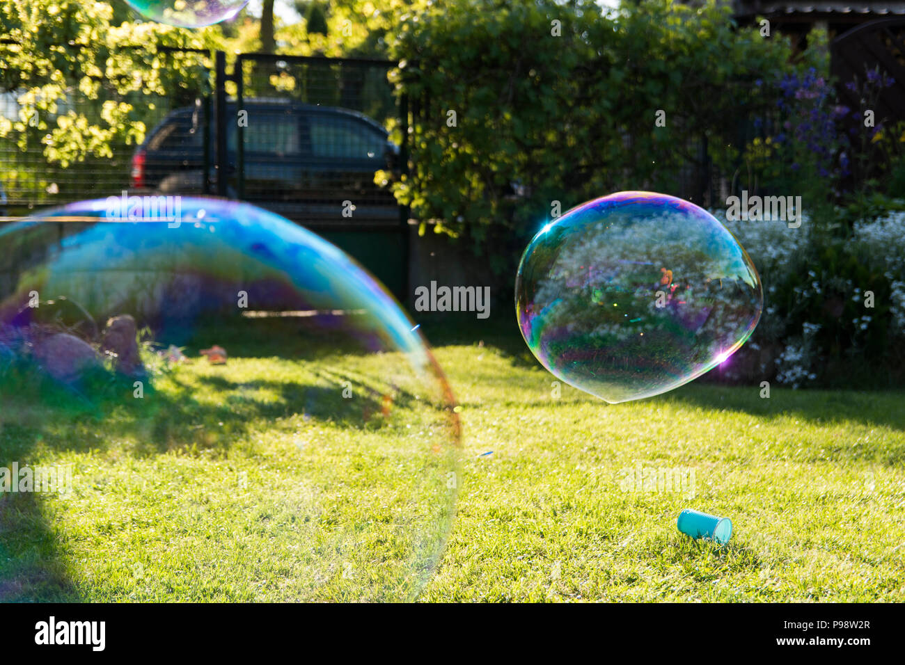Grandi bolle di sapone in giardino Foto stock - Alamy