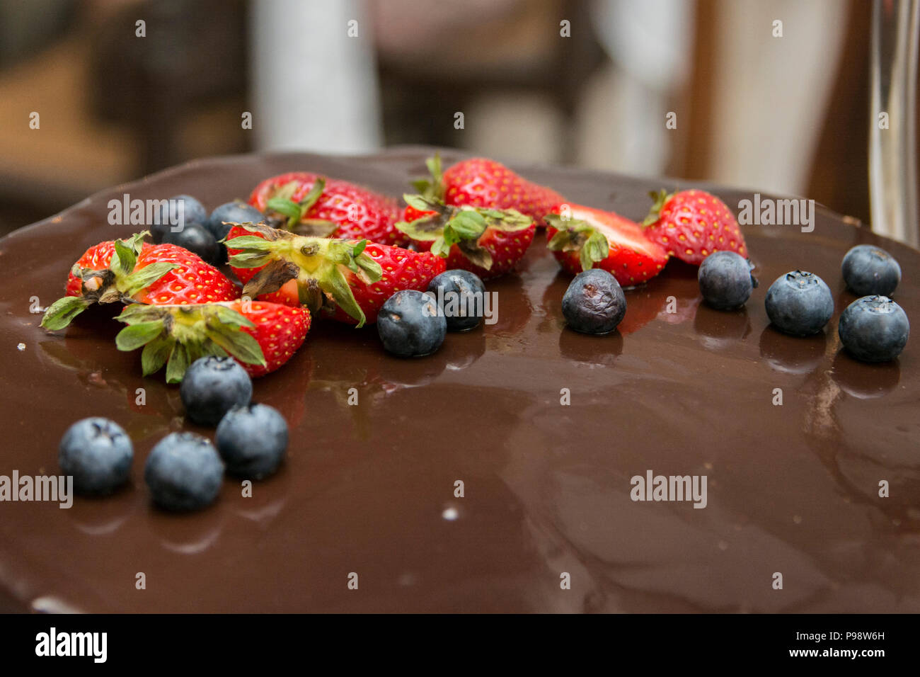 Semplice ed elegante torta nuziale Foto Stock