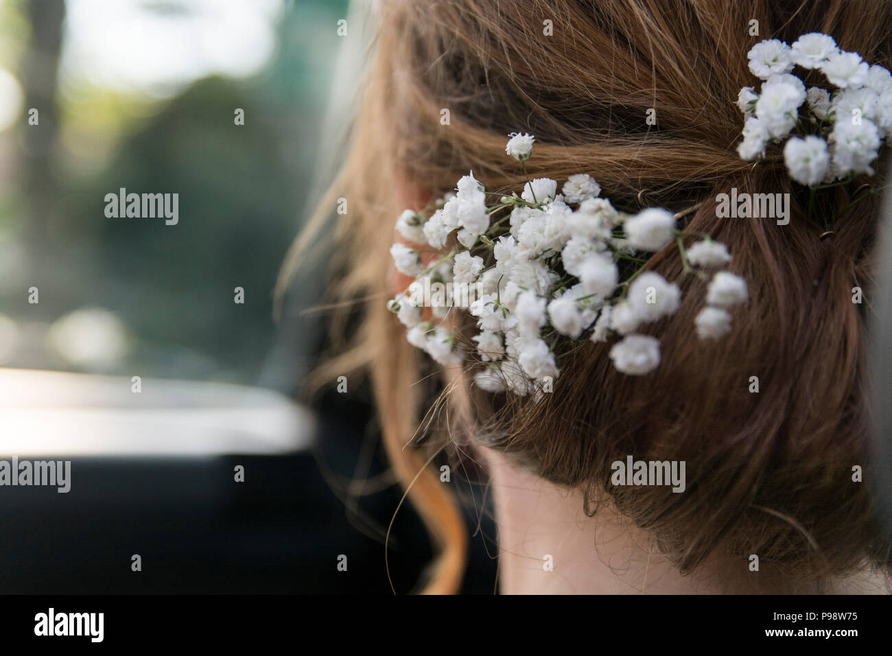 Fiori bianchi in sposa capelli Foto Stock