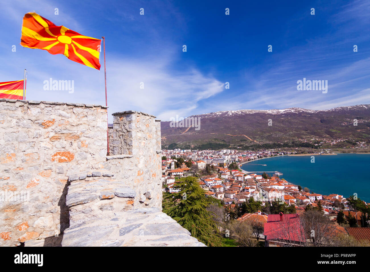 Ohrid, Repubblica di Macedonia : bandiere macedone sulla sommità di Samuel della fortezza e panoramica dell'Unesco elencati di Ohrid città vecchia e il lago di Ohrid. Costruito su Foto Stock