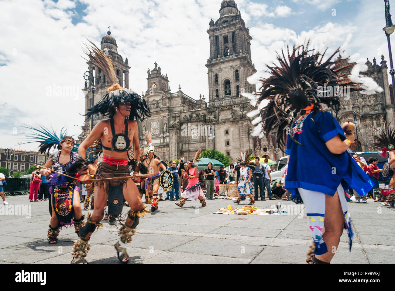 Città del Messico, Messico : Aztechi dancing di fronte alla Cattedrale al Zocalo piazza (Plaza de la Constitución) nel centro storico del Messico ci Foto Stock