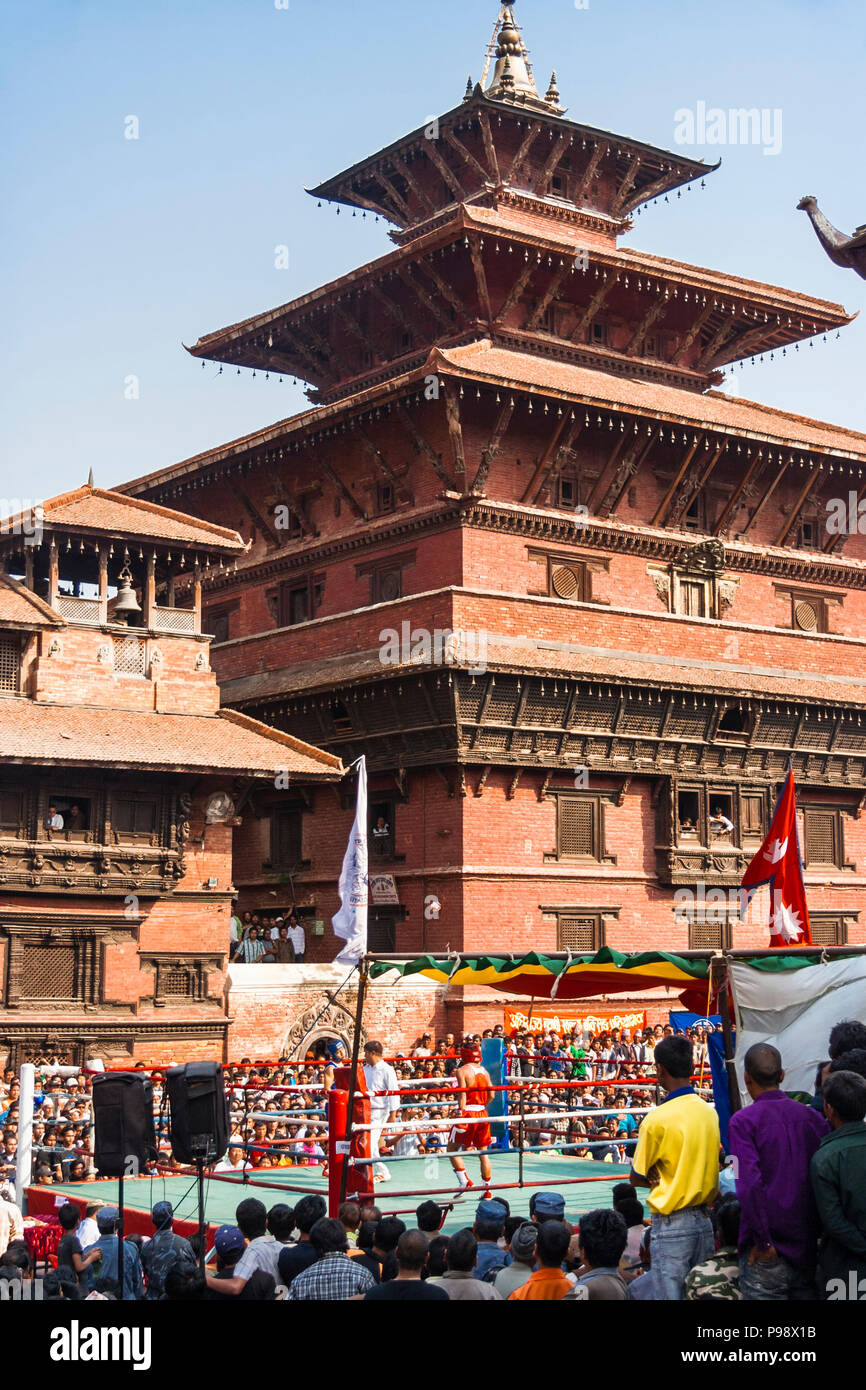 Lalitpur, Valle di Kathmandu, Nepal : le persone si radunano fuori dell'antico Palazzo Reale al Unesco elencati Patan Durbar Square per guardare un boxin all'aperto Foto Stock