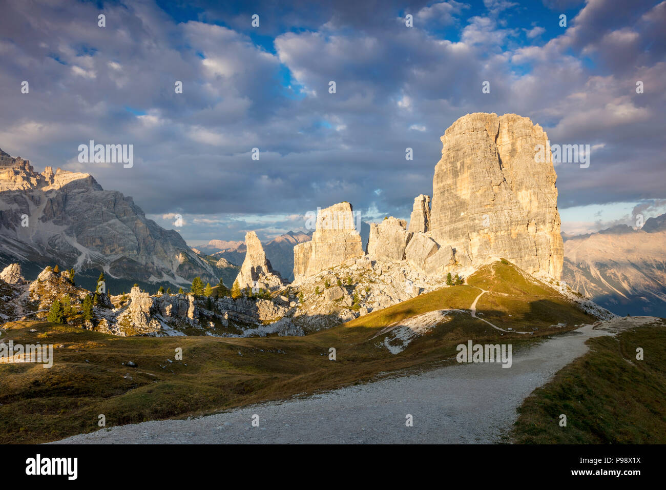 Sera La luce del sole sulle Cinque Torri, montagne dolomitiche, Belluno, Veneto, Italia Foto Stock