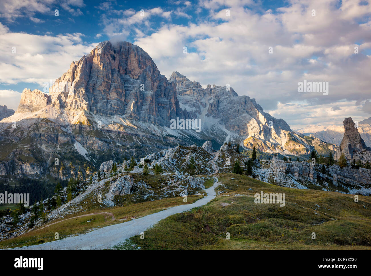 Luce del sole serale su Tofana di Rozes e cinque Torri, Dolomiti, Veneto, Italia Foto Stock