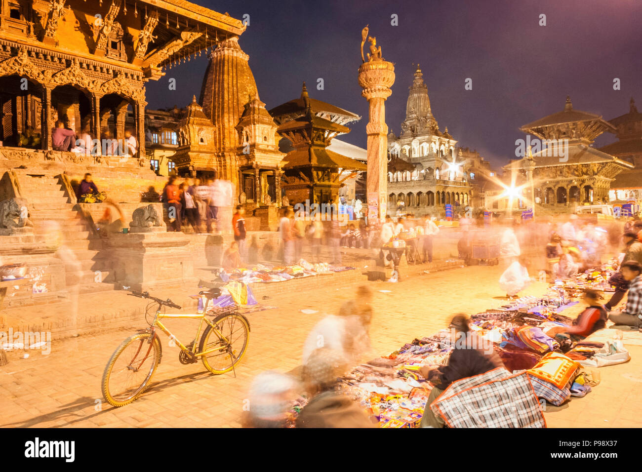 Lalitpur, Valle di Kathmandu, Nepal : lunga esposizione di fornitori seduto con le loro bancarelle all'Unesco di cui Patan Durbar Square di notte. Foto Stock Lalitpur, Valle di Kathmandu, Nepal : lunga esposizione di fornitori seduto con le loro bancarelle all'Unesco di cui Patan Durbar Square di notte. Foto Stock