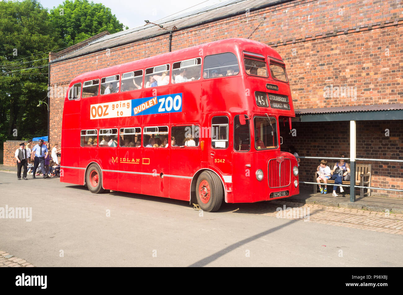 Il vecchio autobus presso il Black Country Living Museum, Dudley, West Midlands, Regno Unito Foto Stock
